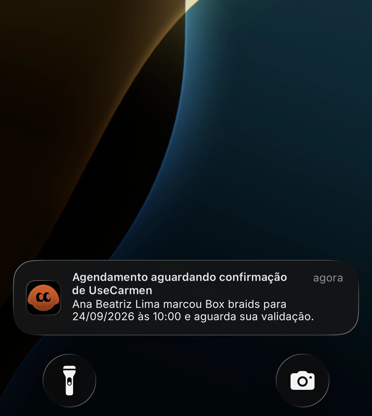 Notificação na tela de bloqueio avisando que uma cliente marcou box braids e aguarda confirmação